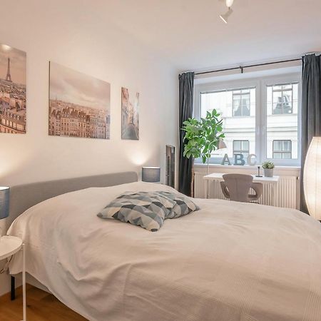 Modern City Center Apartment Виена Екстериор снимка