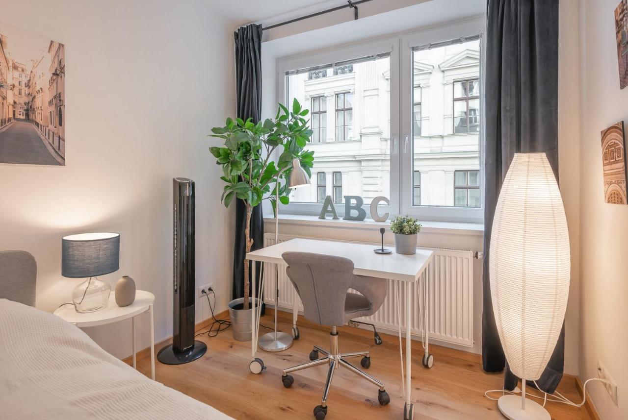 Modern City Center Apartment Виена Екстериор снимка