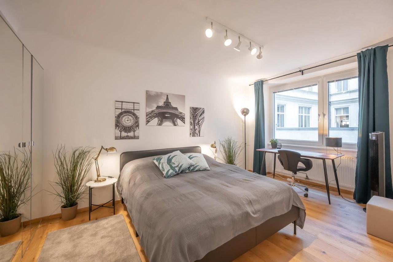 Modern City Center Apartment Виена Екстериор снимка