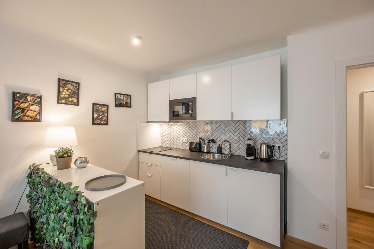Modern City Center Apartment Виена Екстериор снимка